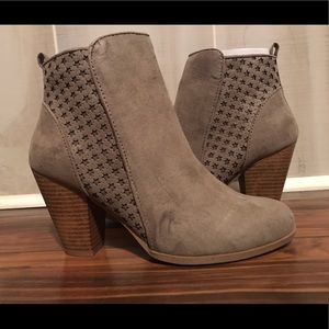 Qupid Nixon Star Booties Sz 7